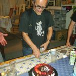Un poco antes supimos que Mazaki cumplía años y de inmediato, sin que se diera cuenta, le compramos un pastel y festejamos su cumpleaños, le sorprendió mucho y estaba muy emocionado.