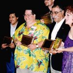 Óscar González Loyo, Scott Shaw, Doug TenNapel, Sergio Aragonés y Jill Thompson, que participaron en el número 5 de la casita del horror de Bart Simpson, cómic que ganó el premio Eisner.