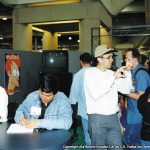 Bill Morrison Director General de los comics de los Simpson, y Óscar González Loyo, haciendo bocetos rápidos al público y autografiando en el stand de Bongo Comics.