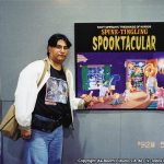 Horacio Sandoval al lado de la portada del cómic donde salió su trabajo con los Simpson por primera vez.