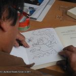 Después de la presentación, Óscar González Loyo y Horacio Sandoval, realizamos bocetos de los Simpson a las personas que compraron el libro.