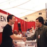 Aquí está Óscar González Loyo con Will Wheaton, actor de Star Trek la nueva Generación, después de autografiarle una foto y la vez Óscar le hizo un dibujo del hombre de los cómics de los Simpson, pidiéndole un autógrafo a él.